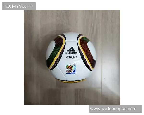 两颗星光闪耀的足球巨星:传奇之路与场上荣耀的完美演绎 两颗星光闪耀的足球巨星:传奇之路与场上荣耀的完美演绎