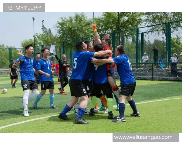 巴萨球星奋力拼抢绿茵赛场展现激情瞬间