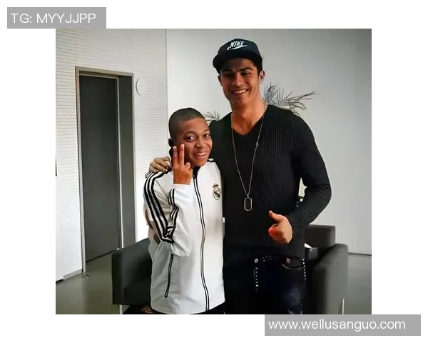 足球巨星亲自鉴赏蜡像真实还原瞬间 展现与偶像的亲密接触